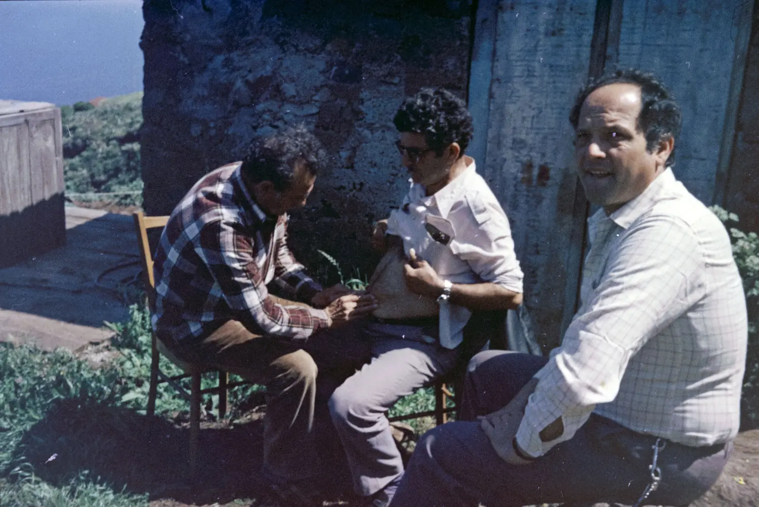 Curando empacho o padrejón.